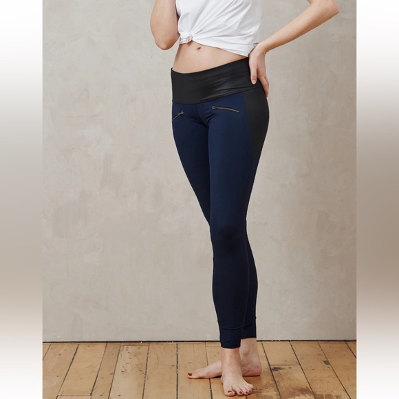 ADAY Throw and Roll Navy Blue and Black Leggings Size Small S - Picture 1 of 5